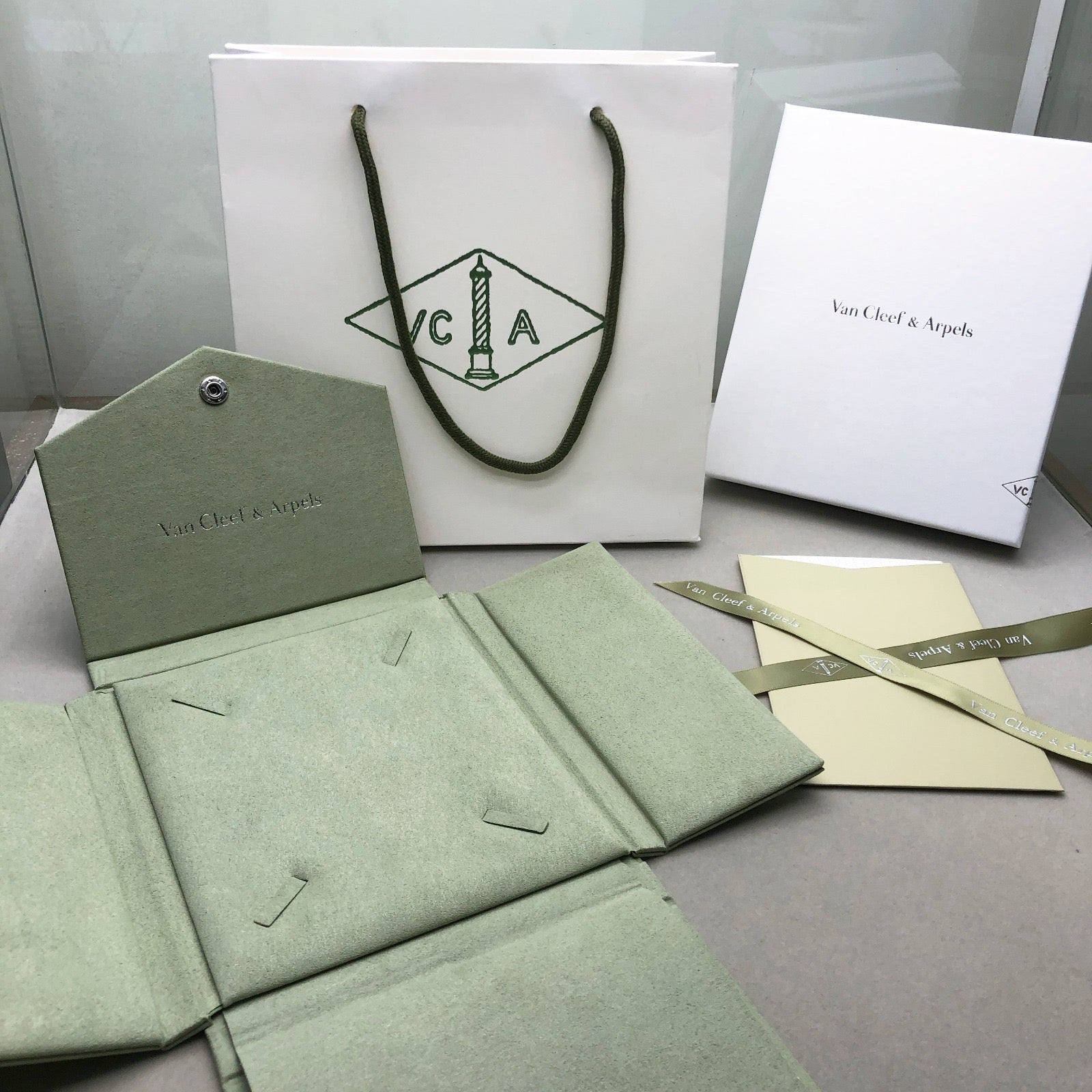 שרשרת 10 תלתנים בגוון כסף עם תליון תלתן בגוון כסף ומשובץ זירקונים נוצצים