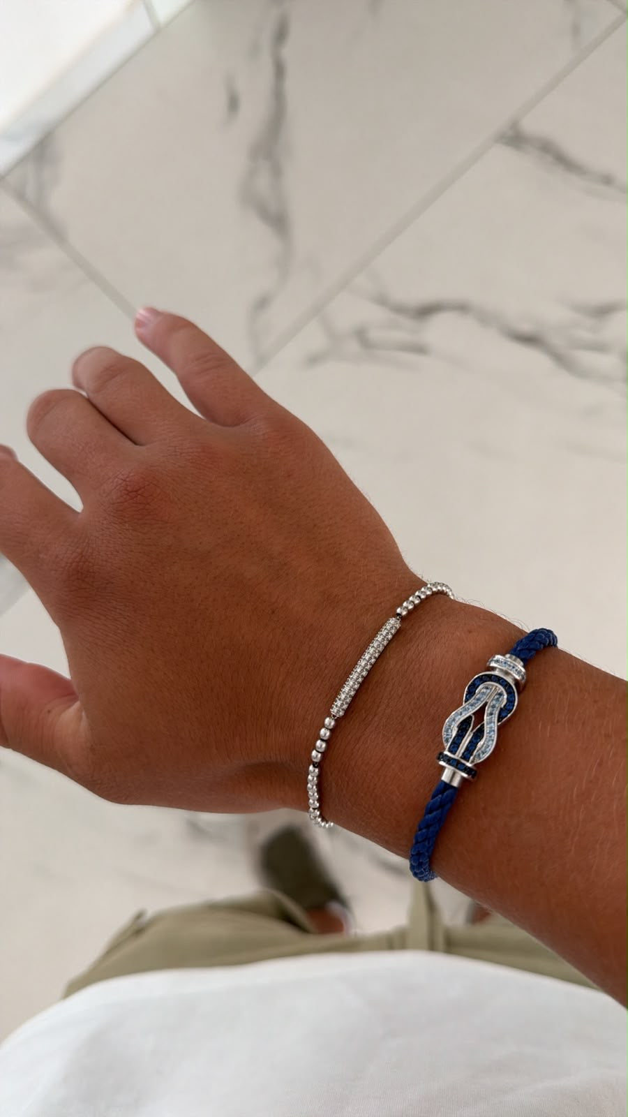 Bracelet de luxe avec un cordon bleu et un fermoir infini argenté incrusté de zircons bleus — JEWELLUXE™