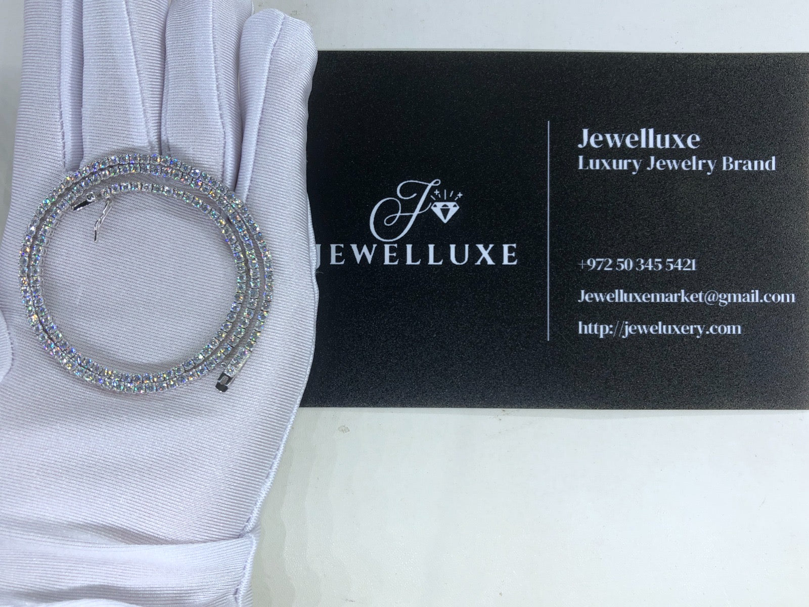 שרשרת טניס בגוון כסף משובצת זירקונים נוצצים מבית Jewelluxe