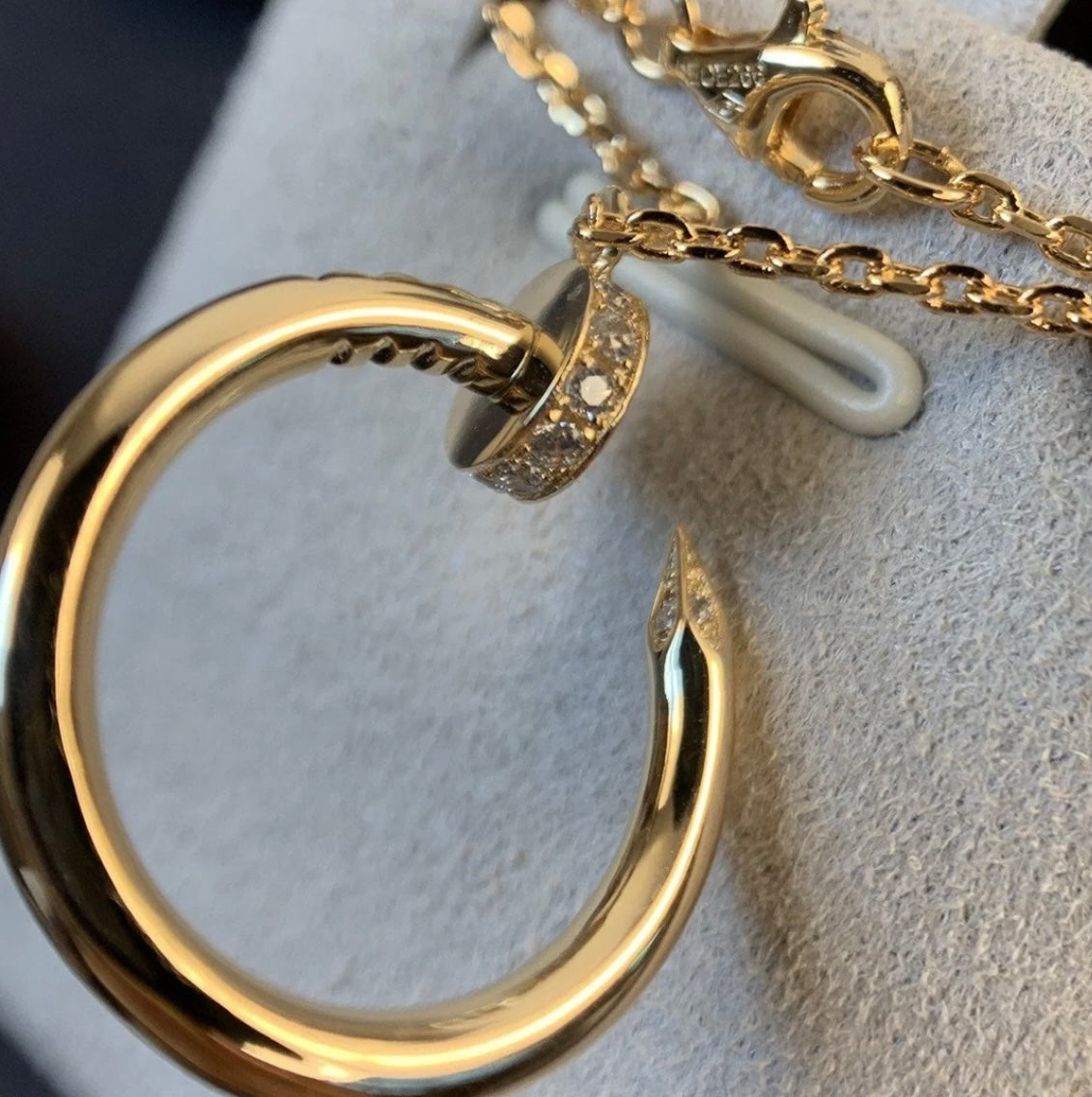 שרשרת אלגנטית מסמר בגוון זהב ורוד משובצת זירקונים נוצצים