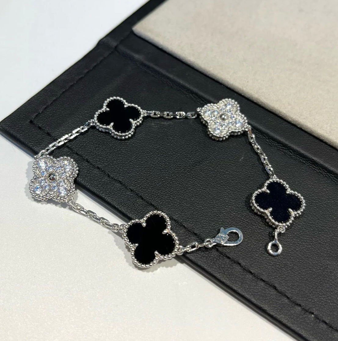 Kleeblatt-Armband mit 5 schwarzen Kleeblättern.