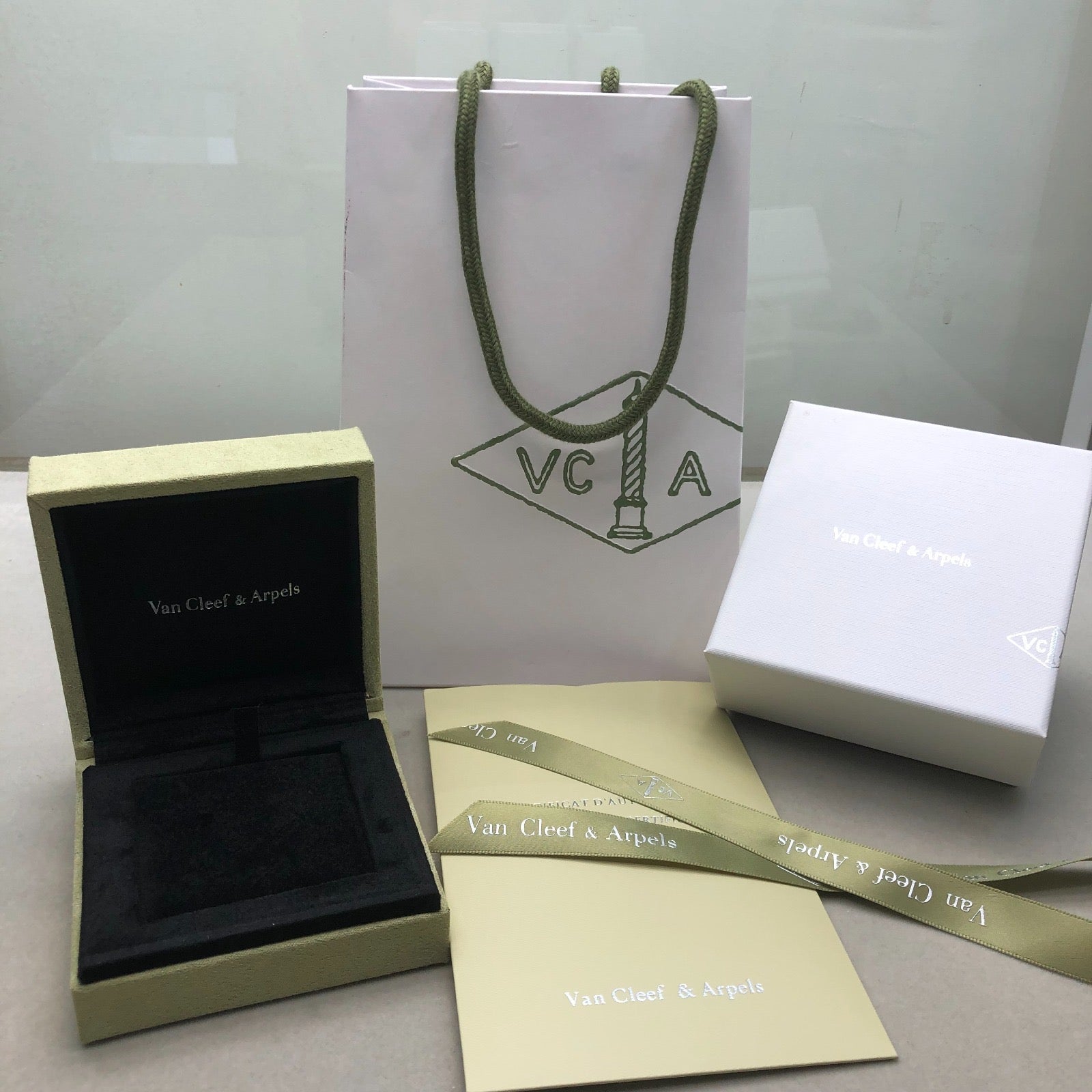 שרשרת תלתן בגוון זהב עם תליון תלתן בגוון זהב