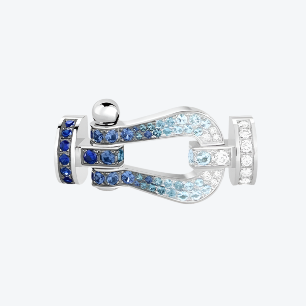 אבזם יוקרתי בגוון כסף – משובץ זרקונים כחולים ולבנים