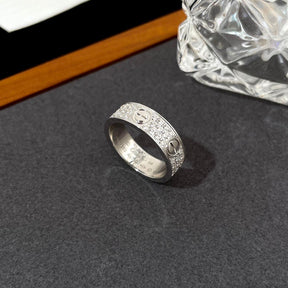 Une luxueuse bague en argent 925 parsemée de zircons