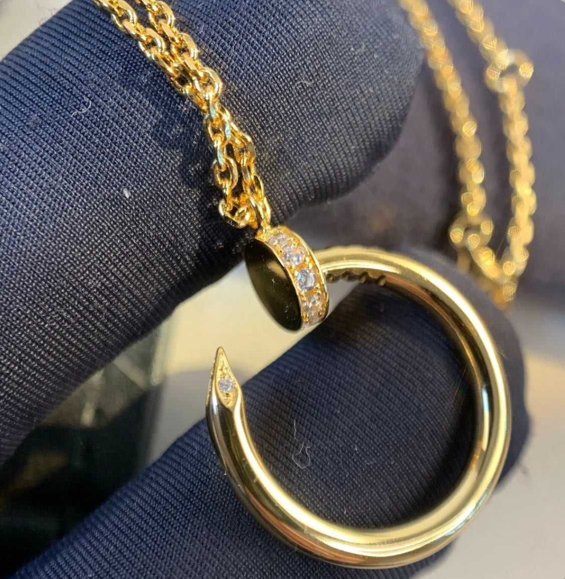 שרשרת רומנטיקה מסמר בגוון זהב משובץ זירקונים נוצצים