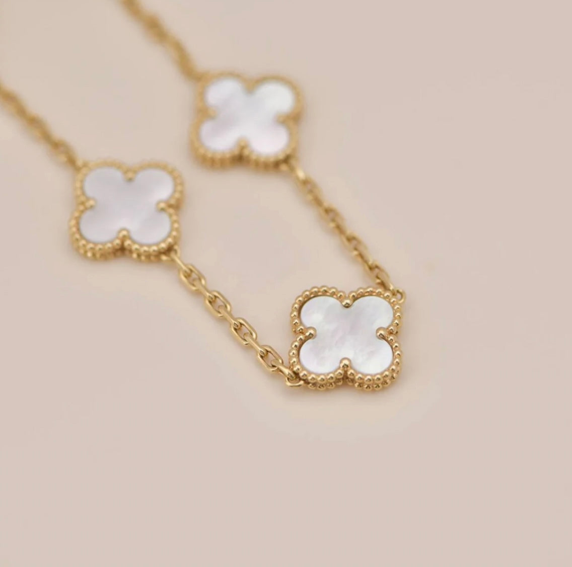 Kleeblatt-Armband mit 5 weißen Kleeblättern