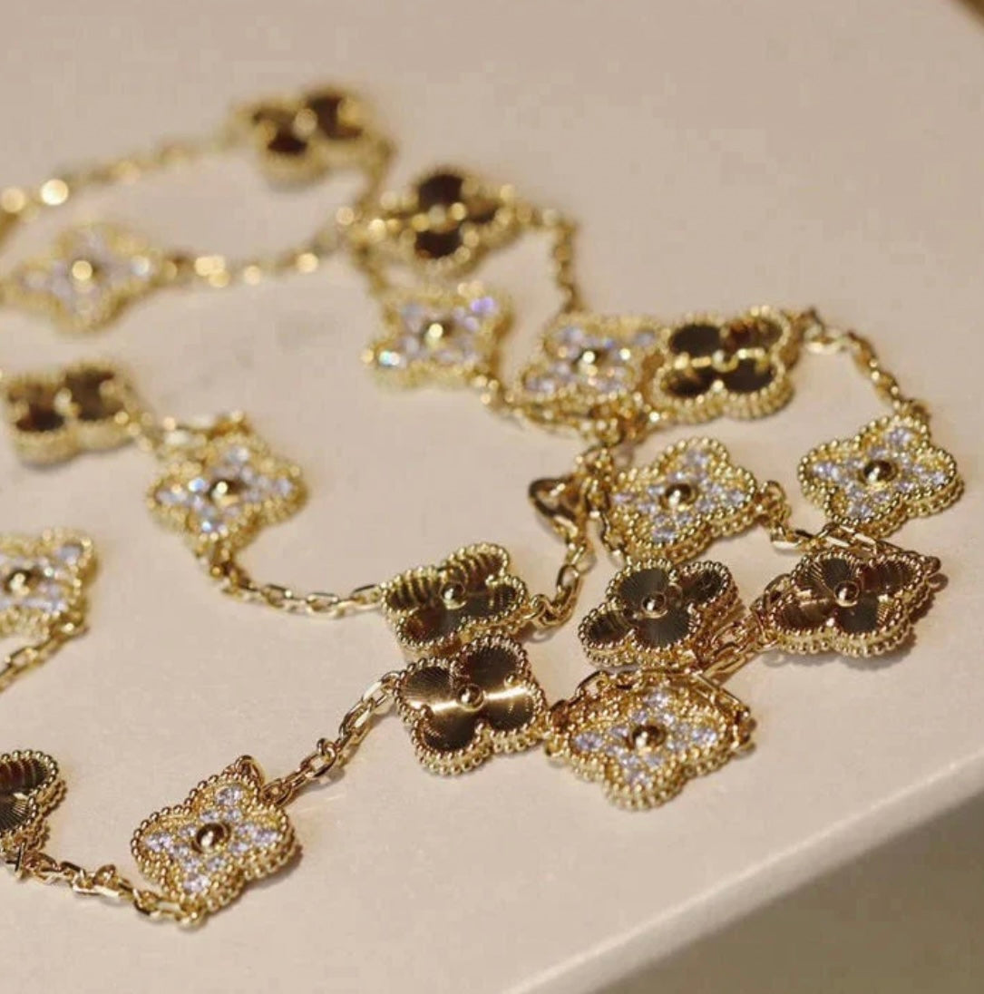 Collier 20 trèfles couleur or avec pendentif trèfle couleur or serti de zircons scintillants — JEWELLUXE™