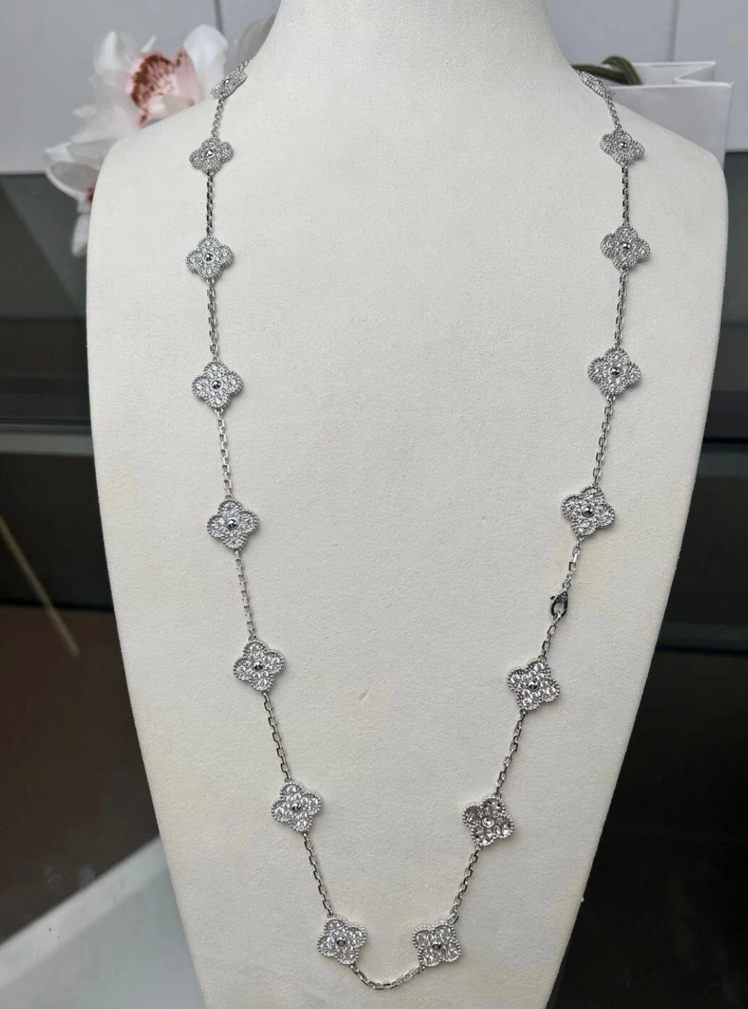 Halskette 20 Kleeblätter in Farbton Silber mit Anhänger Kleeblatt besetzt mit Zirkonen funkelnd
