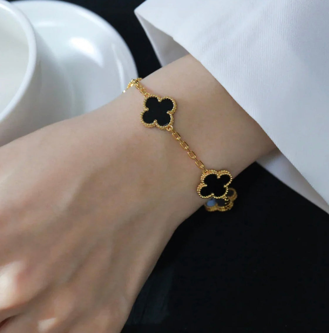 Dreiblatt-Armband mit 5 schwarzen Kleeblättern