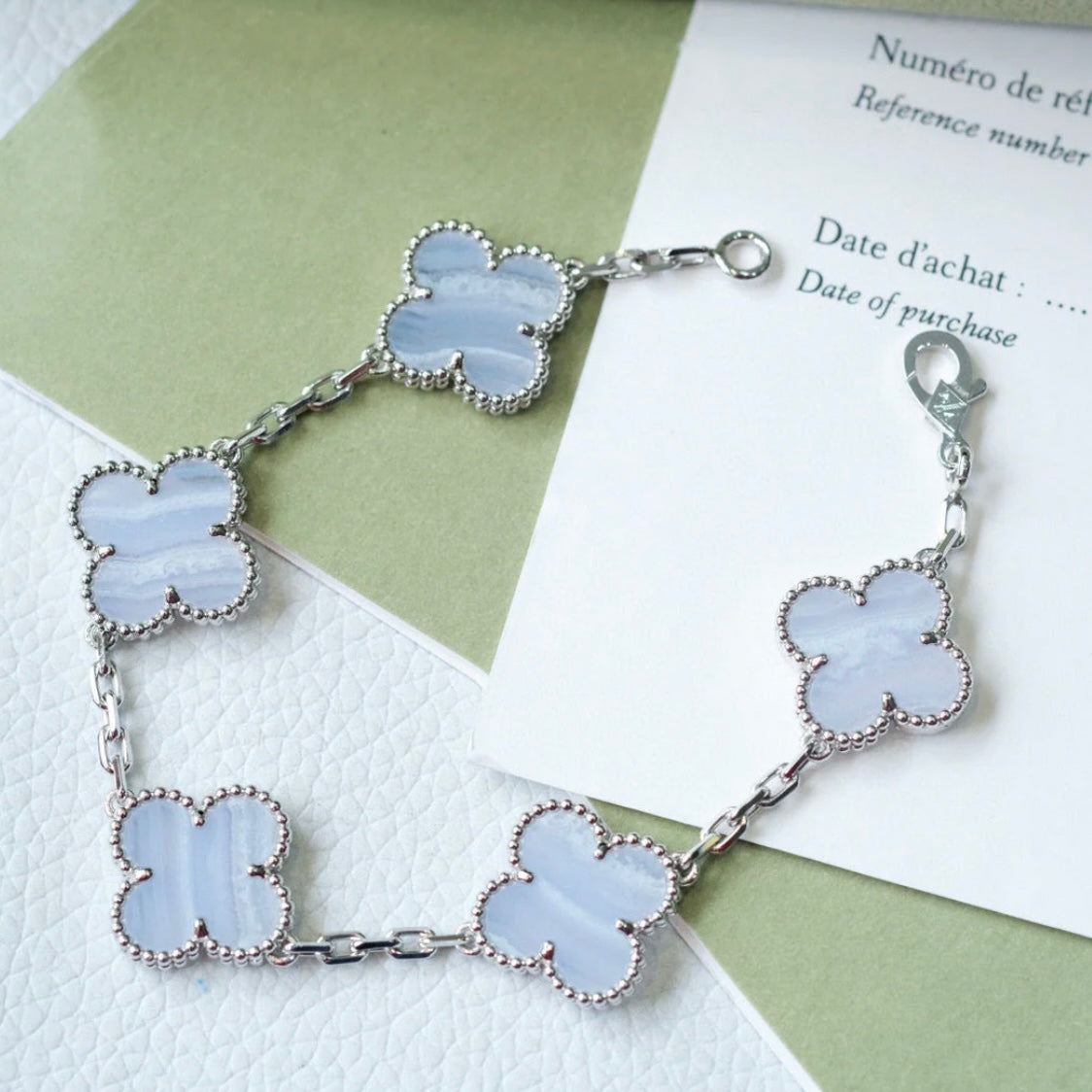 צמיד תלתן בגוון כסף עם 5 תלתנים בגוון תכלת