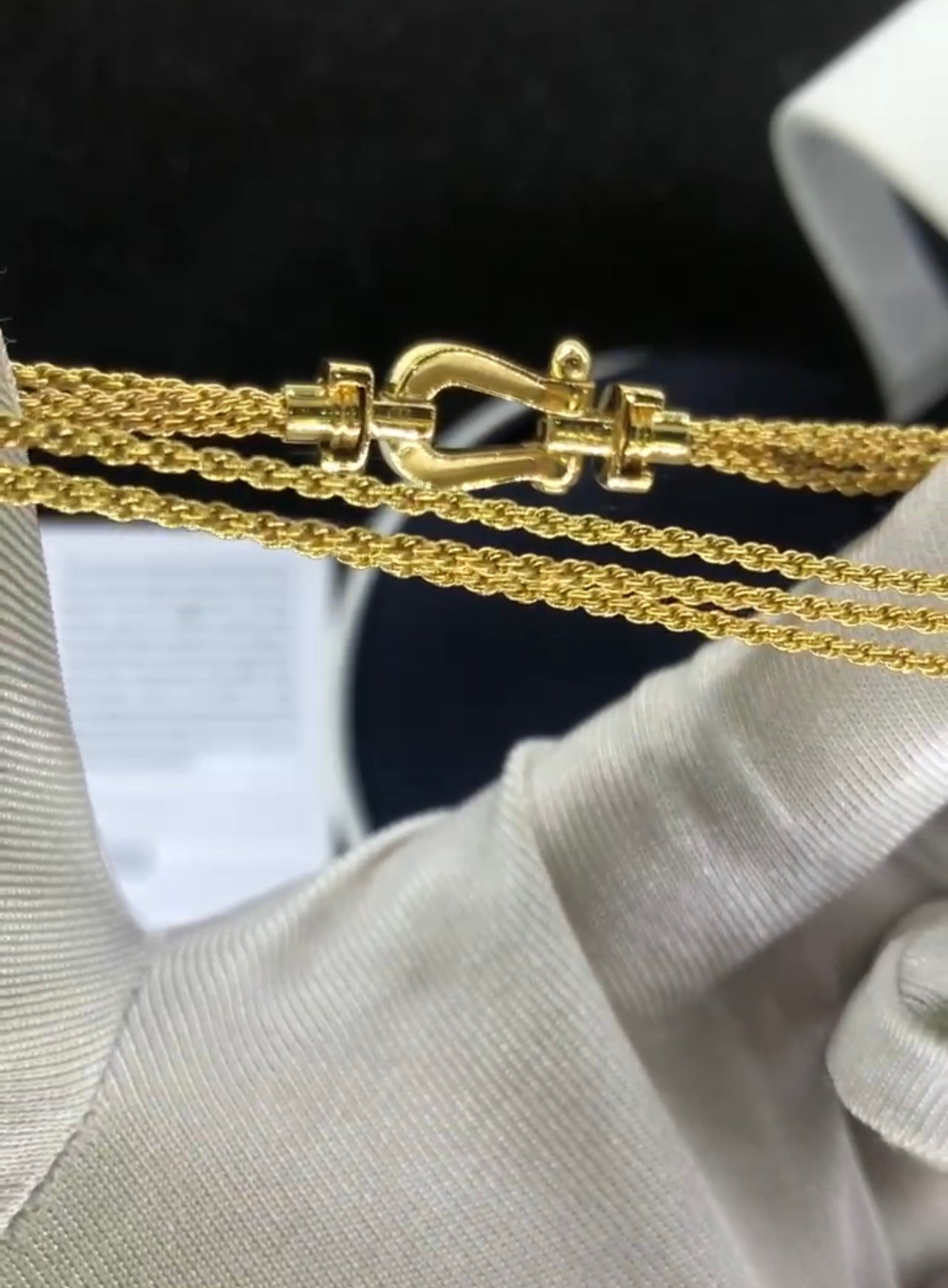 צמיד יוקרתי עם רצועת שרשרת בגוון זהב ואבזם בגוון זהב מבריק