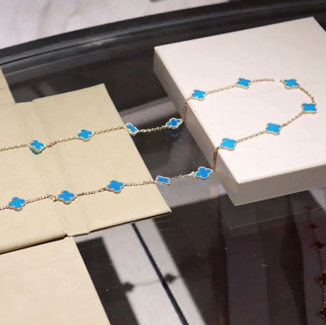 Chaîne 20 trèfles or avec pendentif trèfle bleu — JEWELLUXE™