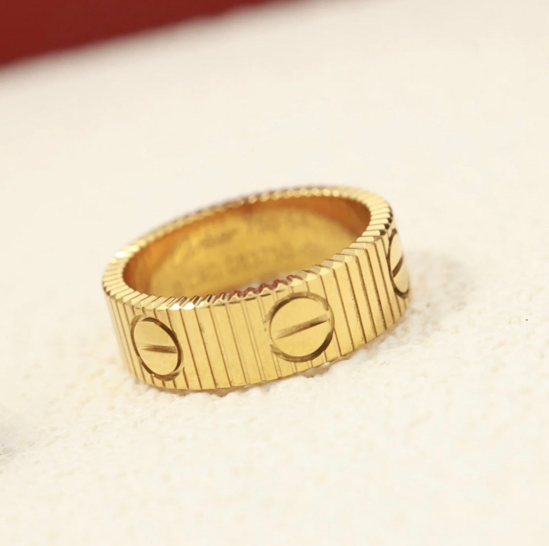 טבעת אלגנטית בגוון זהב מבריק בעיצוב יוקרתי