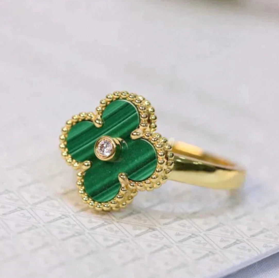 Grüner Kleeblatt-Ring, in der Mitte mit einem funkelnden Zirkon besetzt