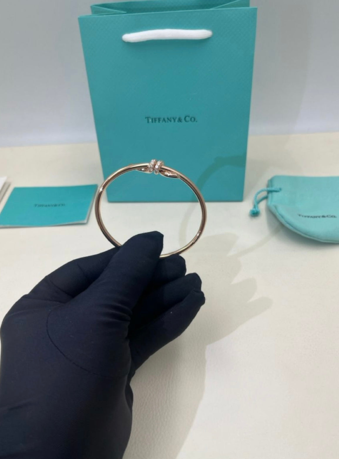 Un bracelet délicat en or rose avec des zircons étincelants pour un look luxueux.