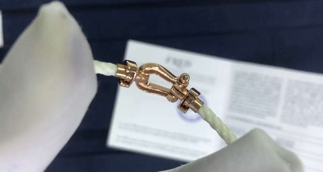 צמיד יוקרתי עם רצועת חבל לבנה אבזם בגוון זהב ורוד מבריק