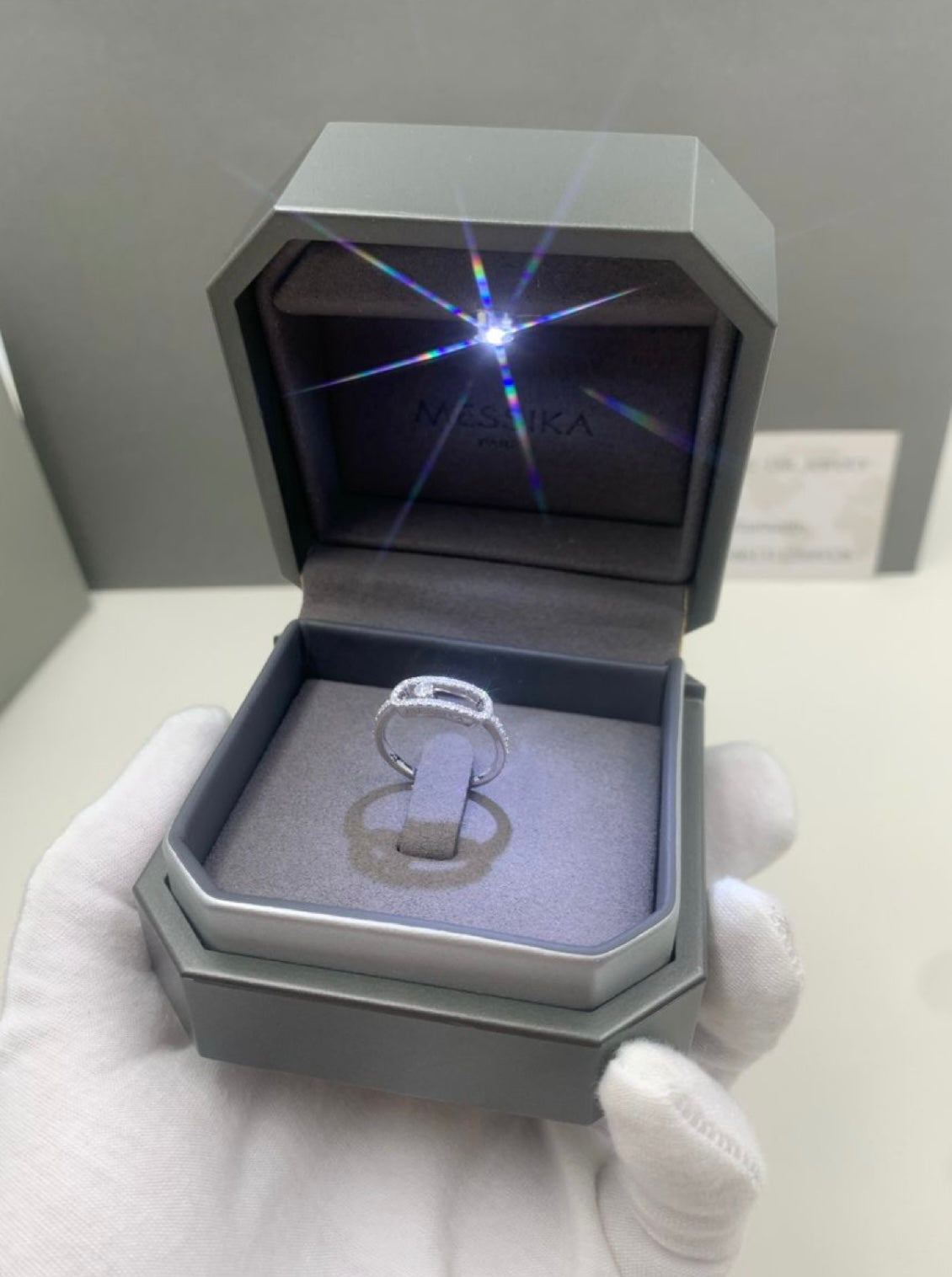 Bague d'amour délicate – couleur argent avec 1 joli zircon et sertie de zircons tout autour