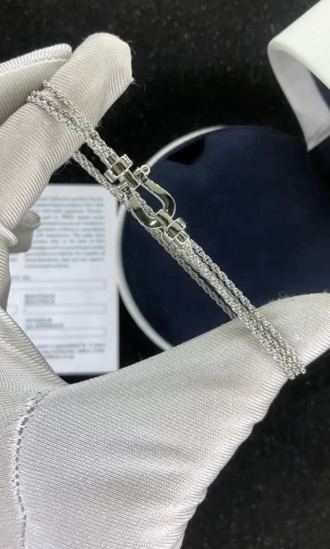 צמיד יוקרתי עם רצועת שרשרת כסופה ואבזם בגוון כסף מבריק