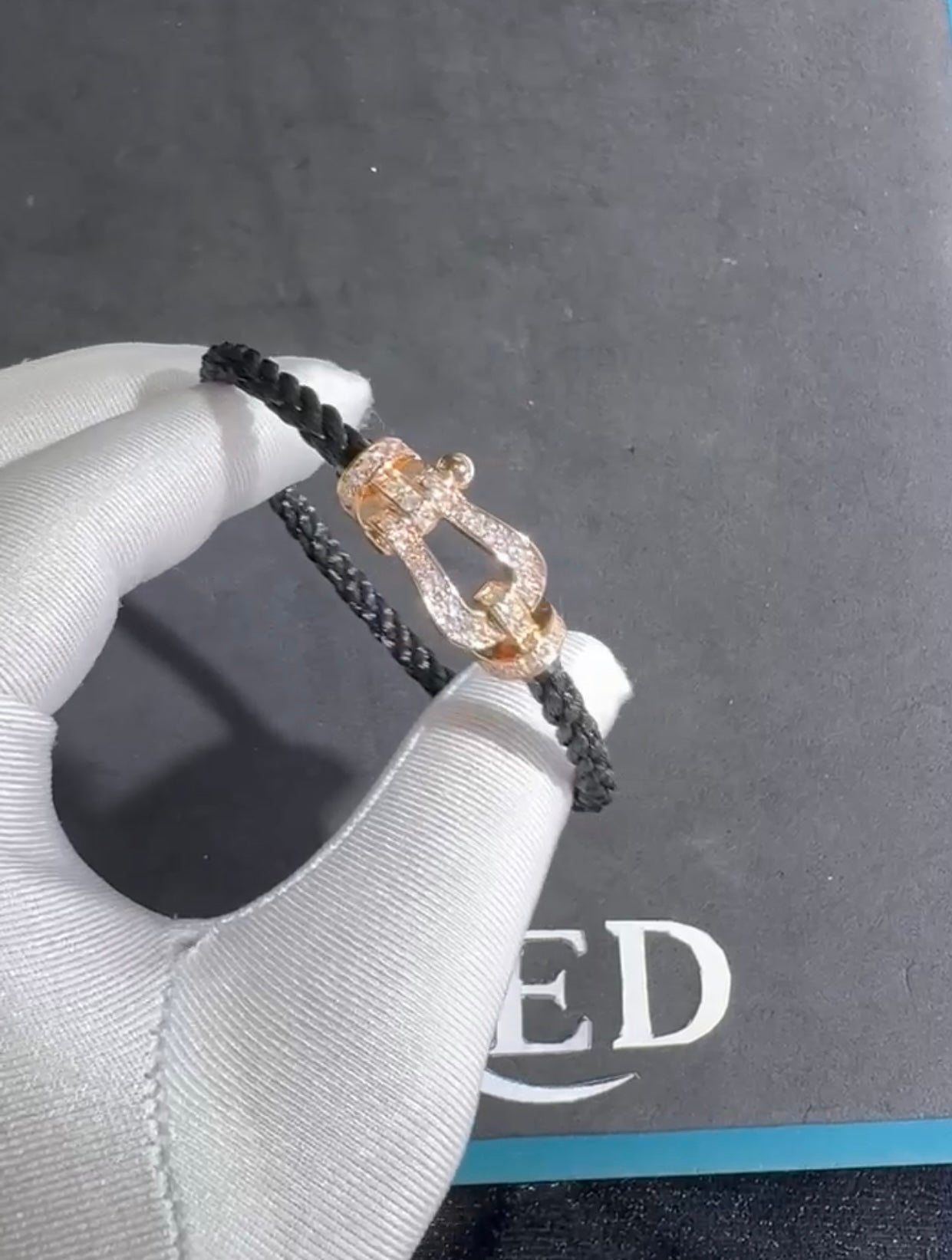 צמיד חבל יוקרתי עם אבזם בגוון זהב ורוד משובץ זירקונים