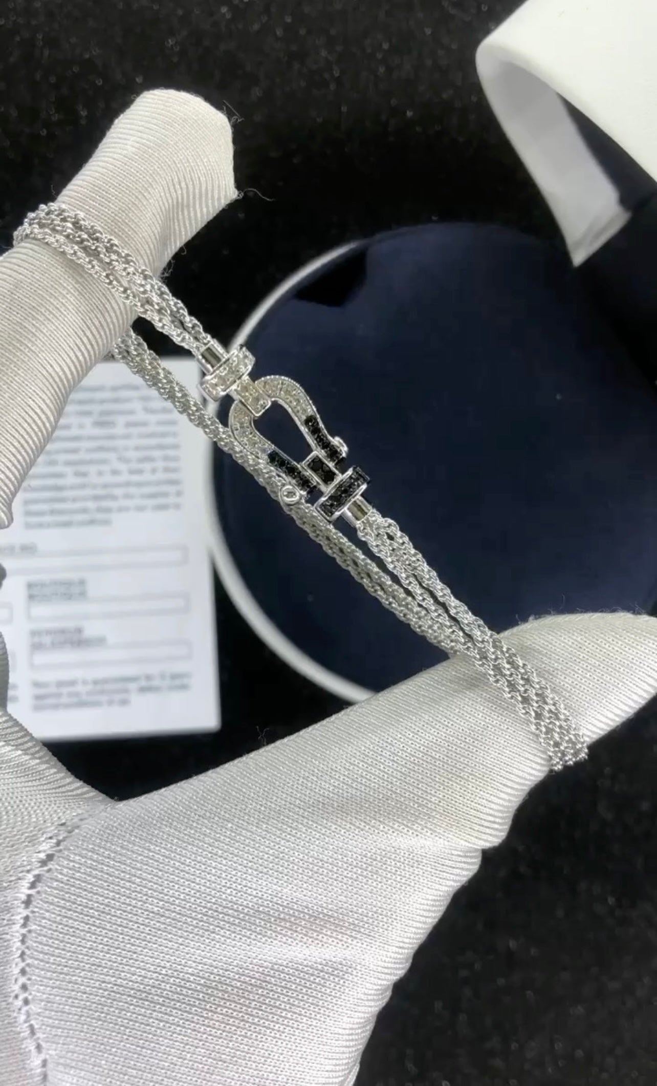 צמיד יוקרתי עם רצועת שרשרת כסופה ואבזם בגוון כסף משובץ זירקונים שחורים