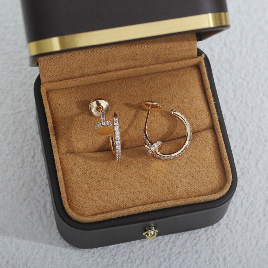 עגילים אלגנטים מסמר בגוון זהב ורוד משובץ זירקונים נוצצים