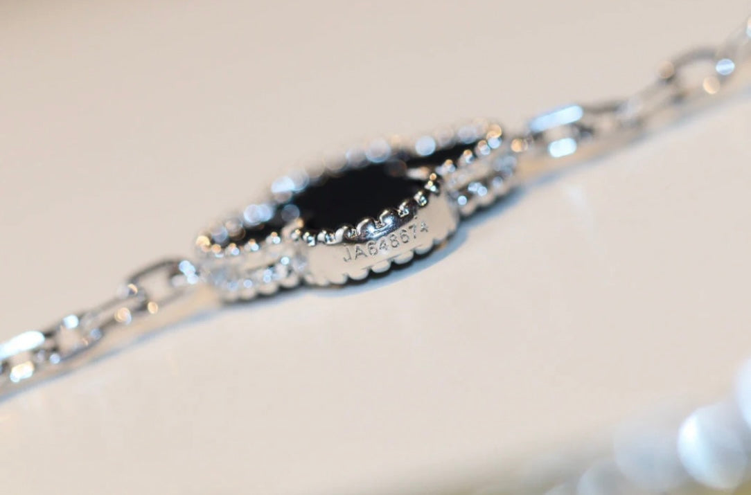 שרשרת 20 תלתנים בגוון זהב ורוד עם תליון תלתן בגוון אפור משובץ זירקונים נוצצים