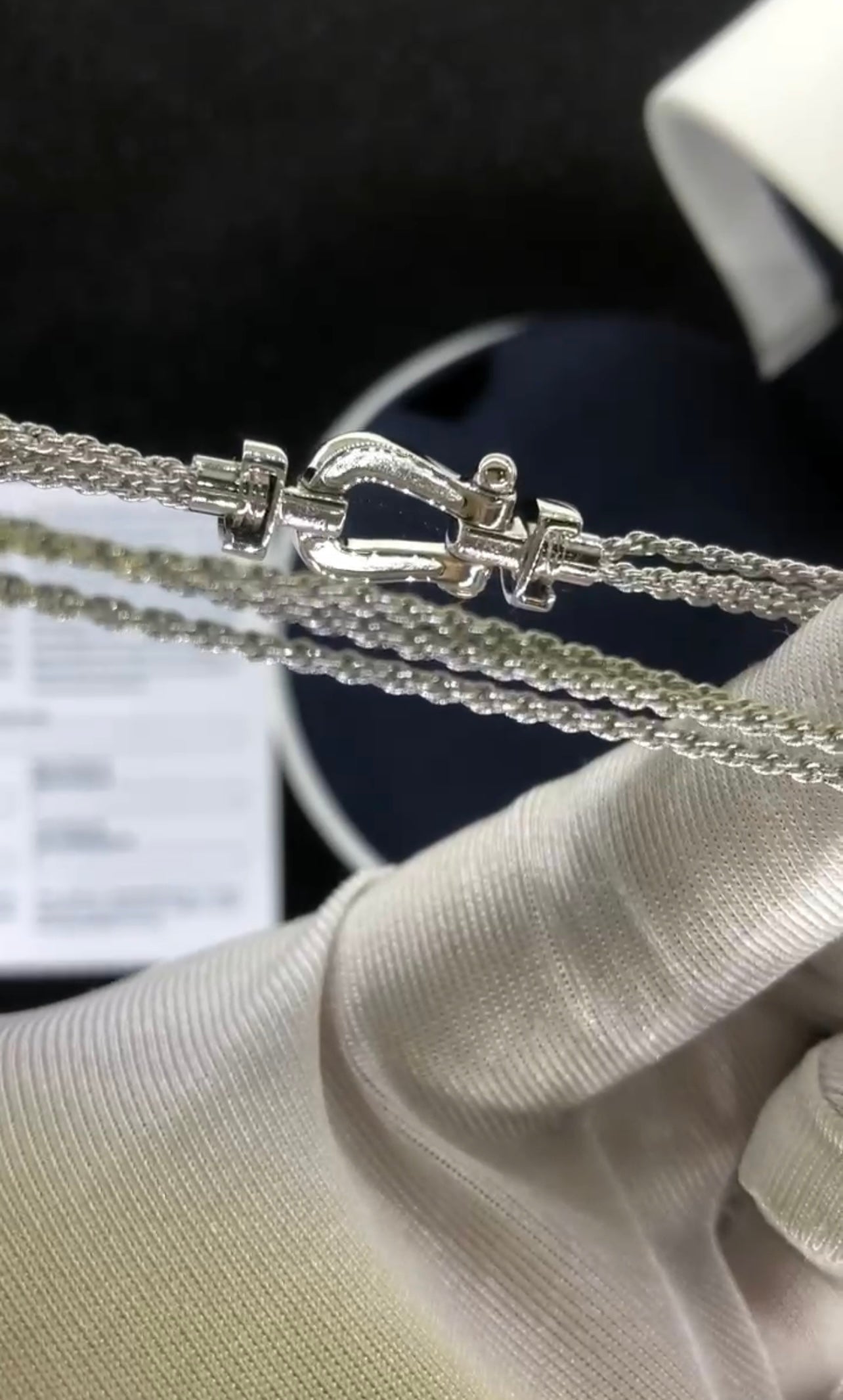 צמיד יוקרתי עם רצועת שרשרת כסופה ואבזם בגוון כסף משובץ זירקונים