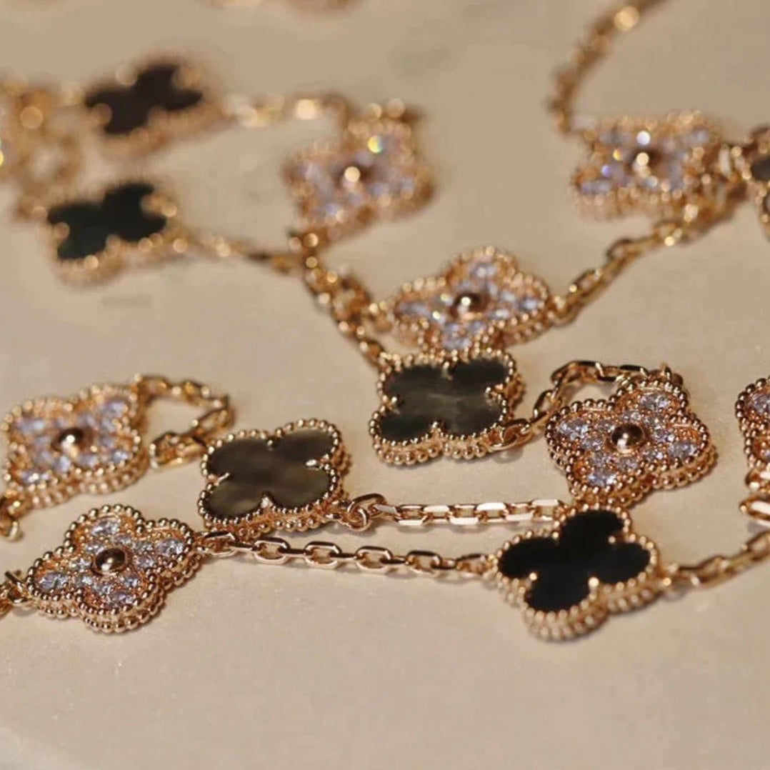 שרשרת 20 תלתנים בגוון זהב ורוד עם תליון תלתן בגוון אפור משובץ זירקונים נוצצים