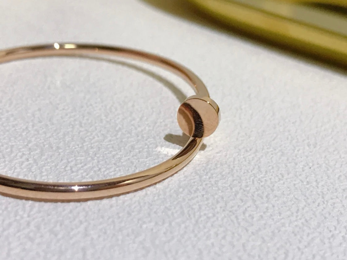 צמיד אלגנטי מסמר בגוון זהב ורוד ‏עם נגיעה של יוקרה