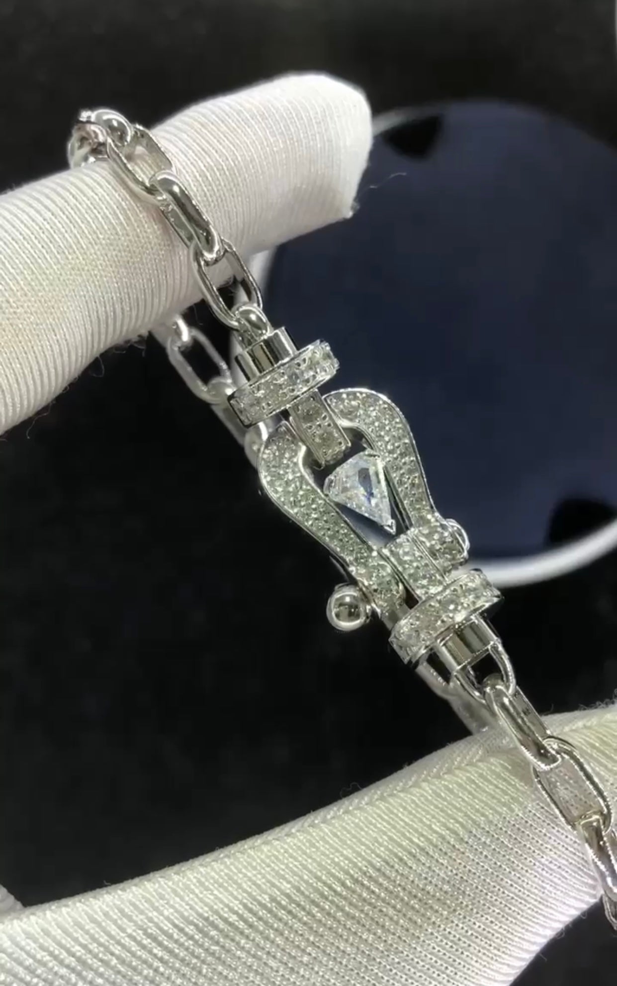 Bracelet luxueux avec une chaîne en argent et une boucle argentée parsemée de zircons, avec une pierre centrale de 0,5 carat