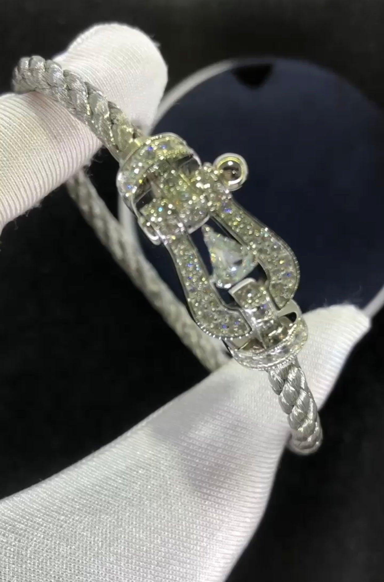Bracelet luxueux avec un bracelet en métal argenté et une boucle argentée, serti de zircons et d'une pierre centrale de 0,5 carat