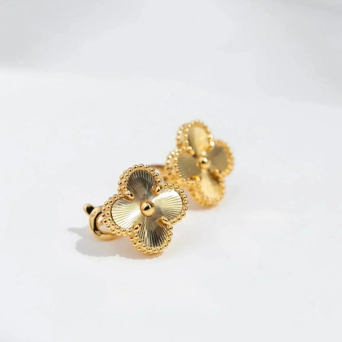 עגילי תלתן בגוון זהב – אלגנטיות קלאסית