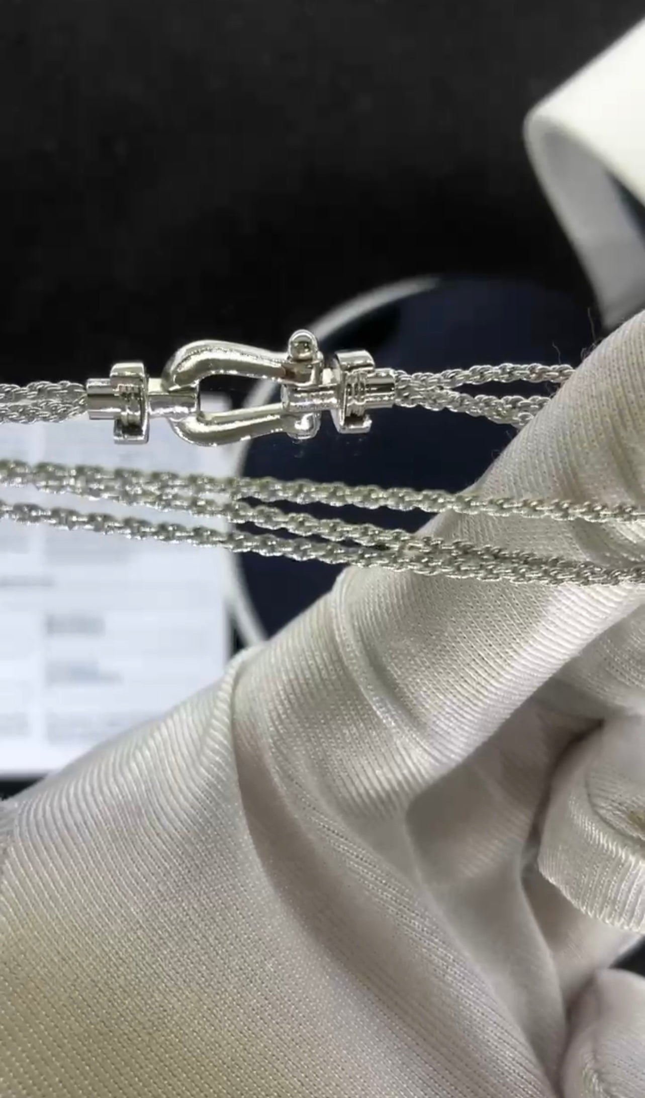 צמיד יוקרתי עם רצועת שרשרת כסופה ואבזם בגוון כסף מבריק