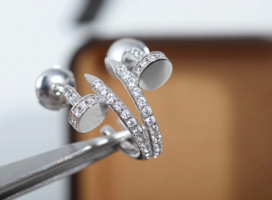 ‏עגילים אלגנטים מסמר בגוון כסף משובץ זירקונים נוצצים