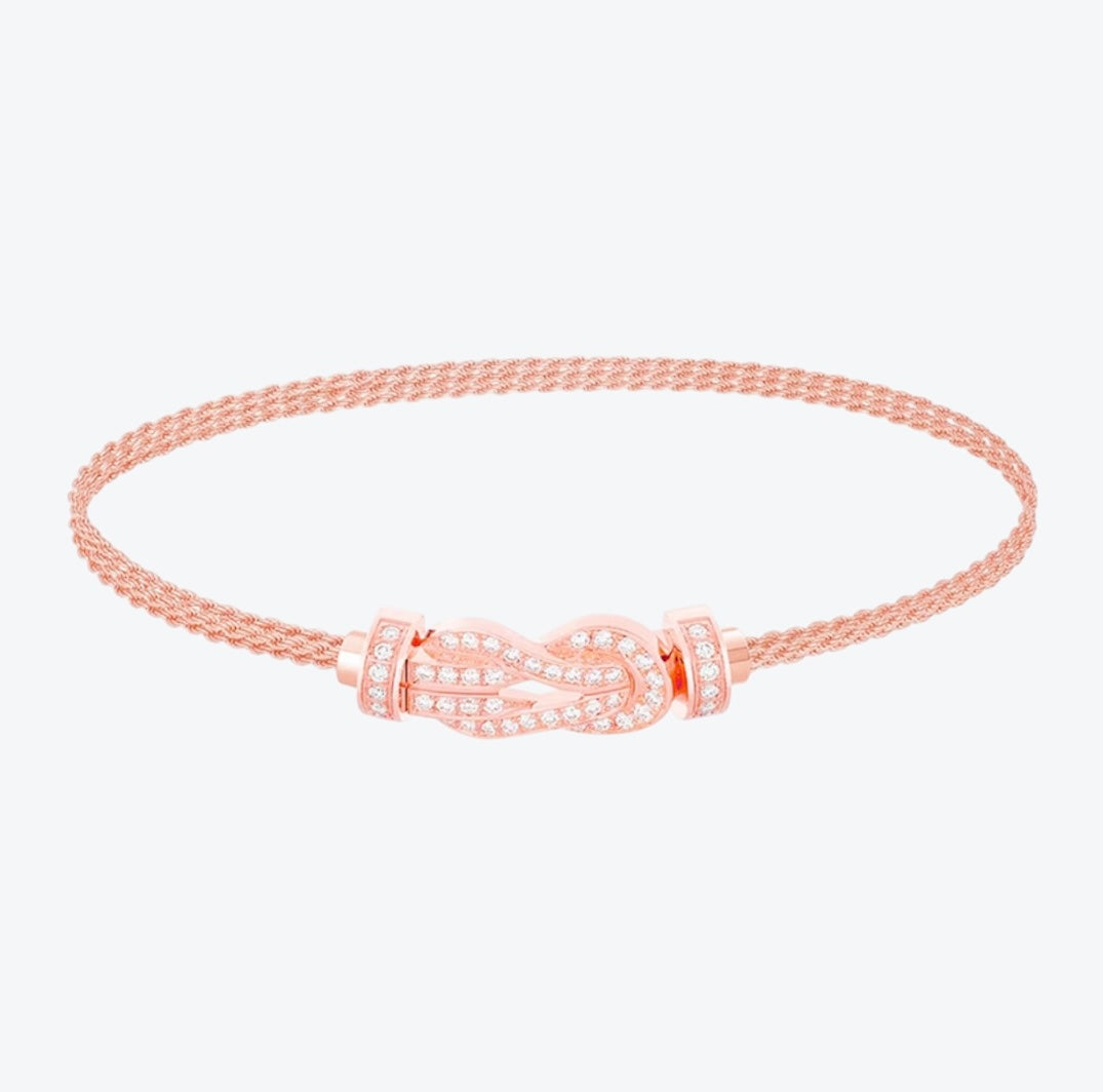 צמיד יוקרתי עם רצועת שרשרת בגוון זהב  ורוד ואבזם אינסוף בגוון זהב ורוד משובץ זירקונים