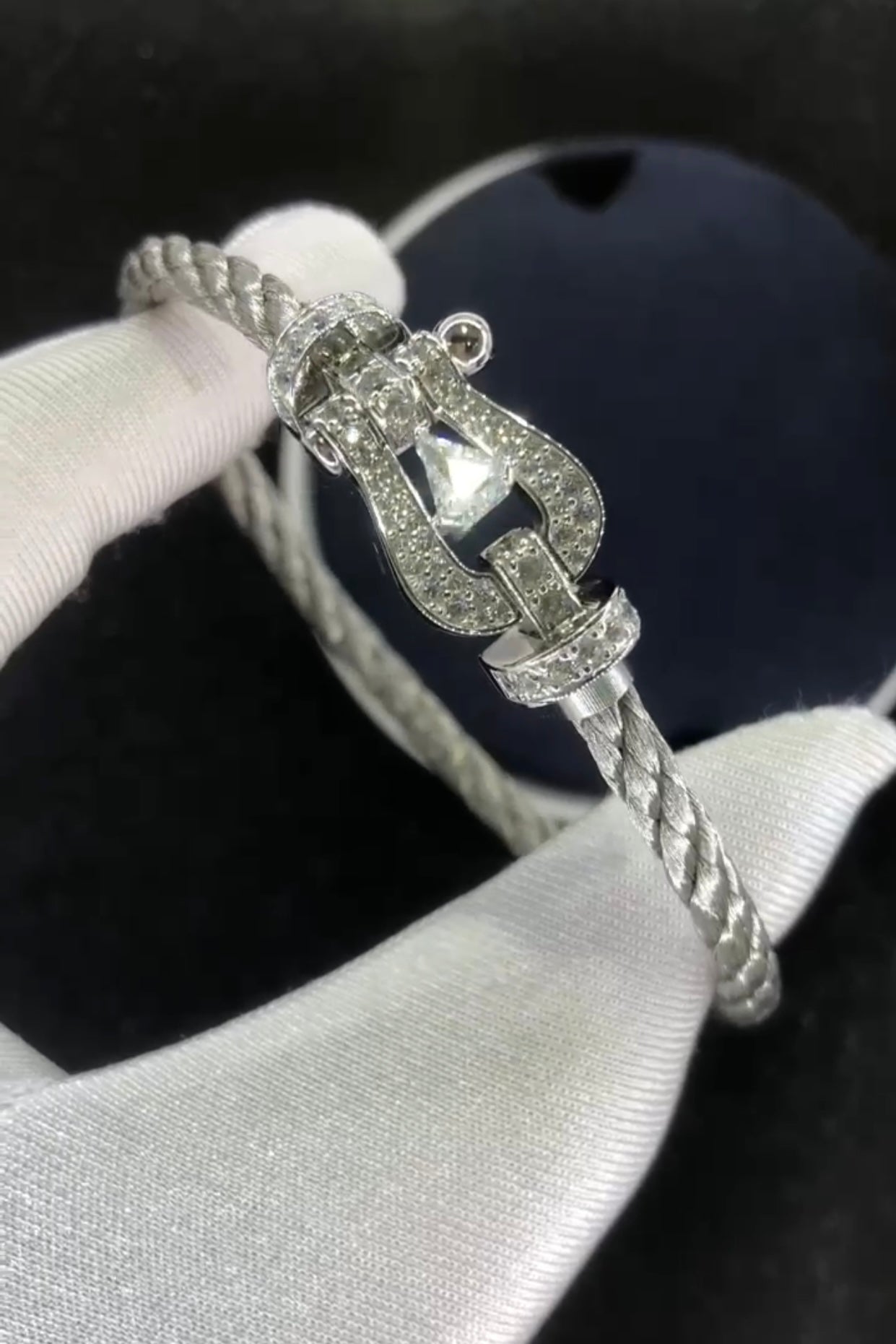 Bracelet luxueux avec un bracelet en métal argenté et une boucle argentée, serti de zircons et d'une pierre centrale de 0,5 carat