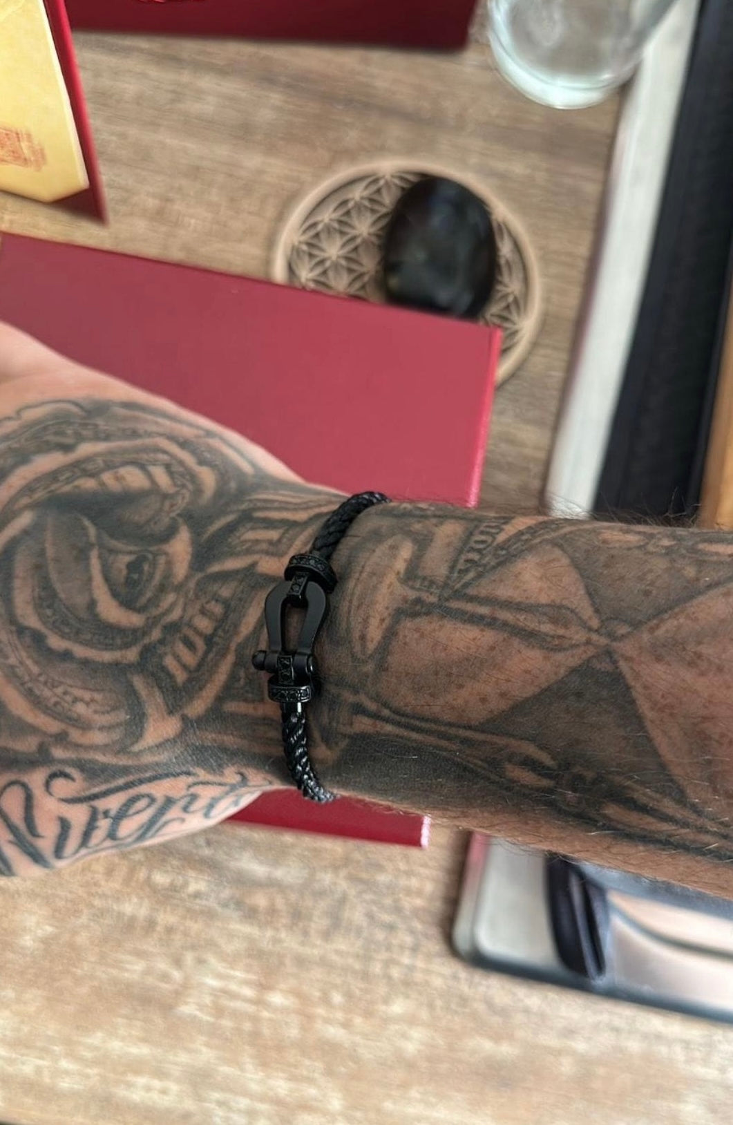 Bracelet de luxe avec un cordon noir et un fermoir élégant en métal noir mat serti de zircons — JEWELLUXE™