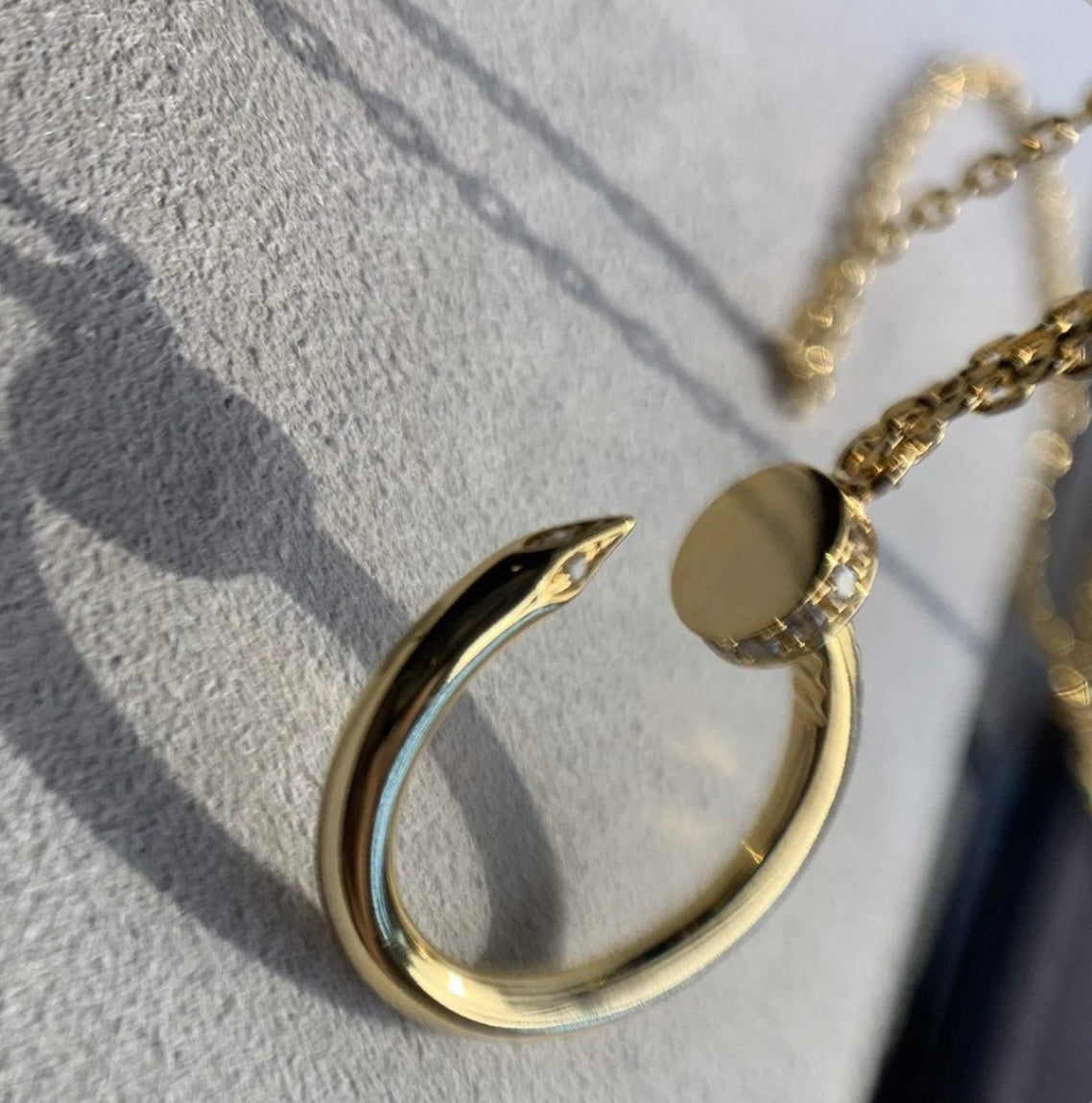 שרשרת רומנטיקה מסמר בגוון זהב משובץ זירקונים נוצצים