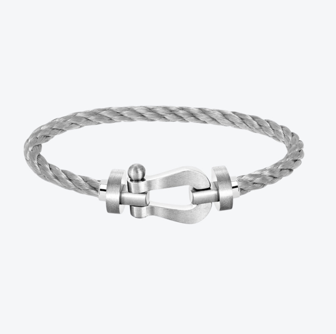 Bracelet de luxe avec bracelet en métal argenté et fermoir brossé argenté — JEWELLUXE™