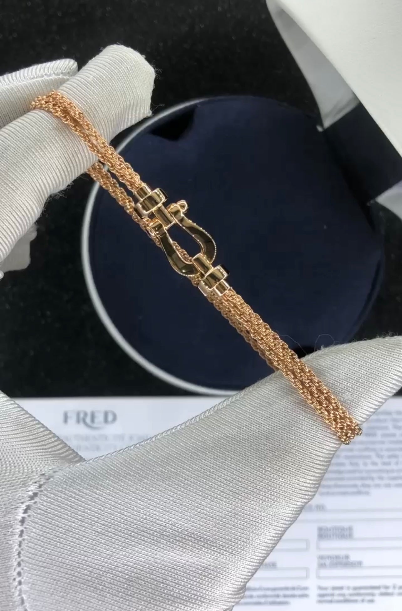 צמיד יוקרתי עם רצועת שרשרת בגוון זהב  ורוד ואבזם בגוון זהב ורוד מבריק