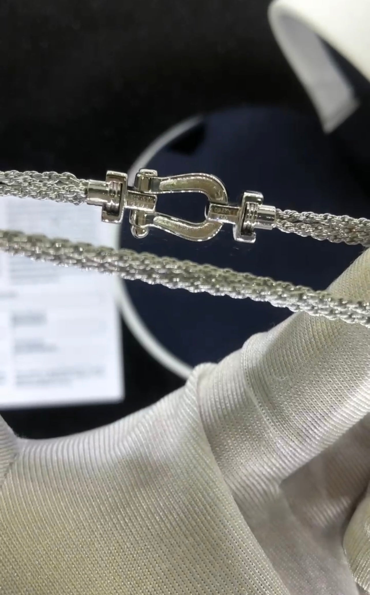 צמיד יוקרתי עם רצועת שרשרת כסופה ואבזם בגוון כסף משובץ זירקונים שחורים