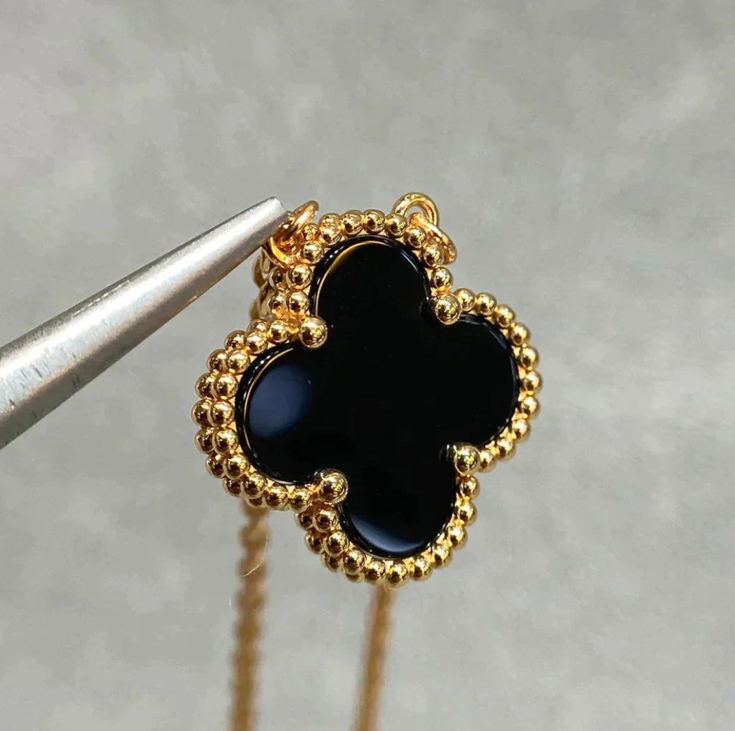 Halskette mit Kleeblatt-Anhänger in Schwarz