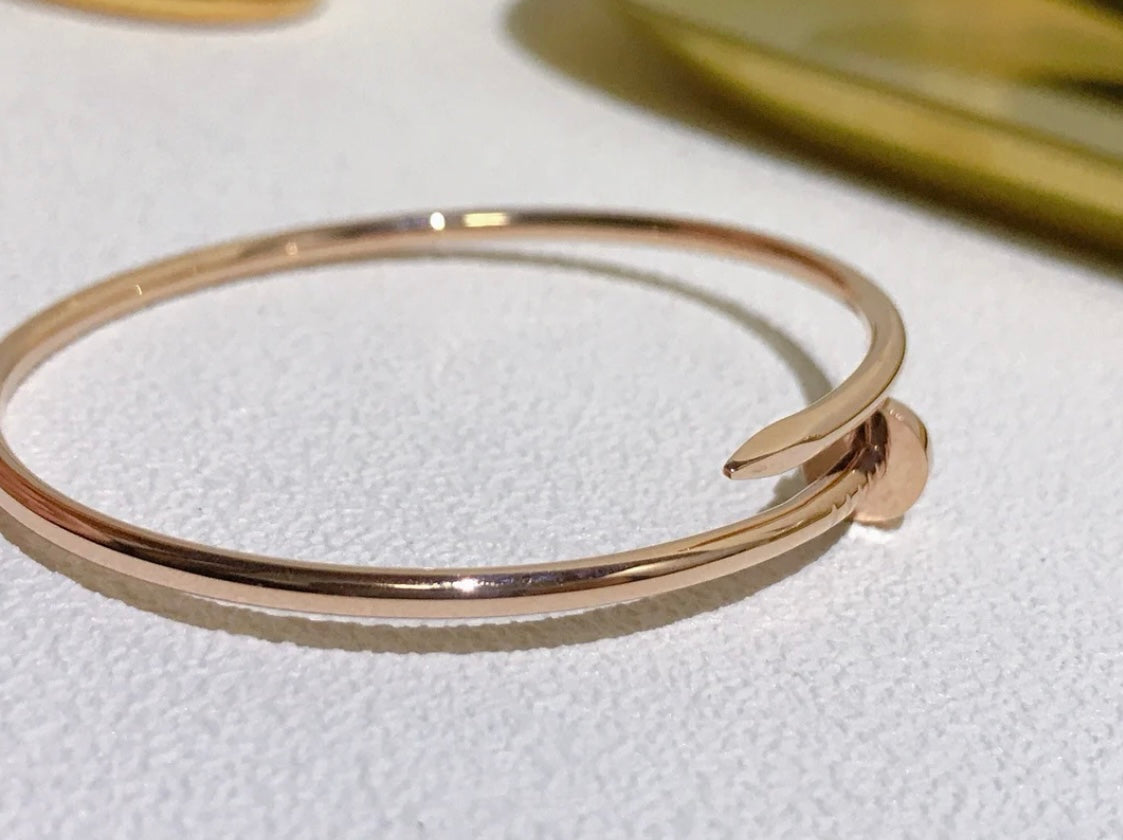 צמיד אלגנטי מסמר בגוון זהב ורוד ‏עם נגיעה של יוקרה