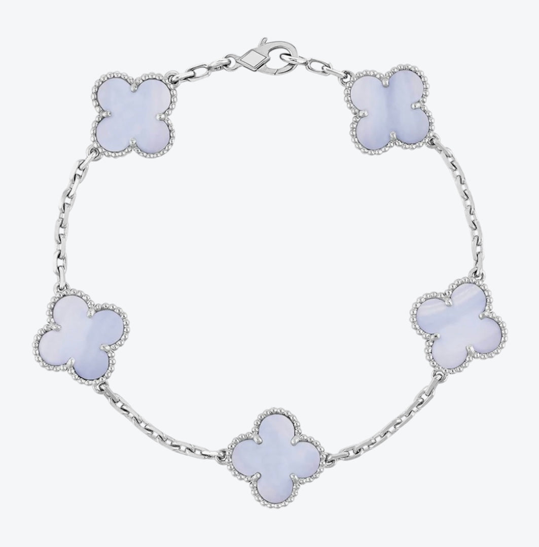 צמיד תלתן בגוון כסף עם 5 תלתנים בגוון תכלת