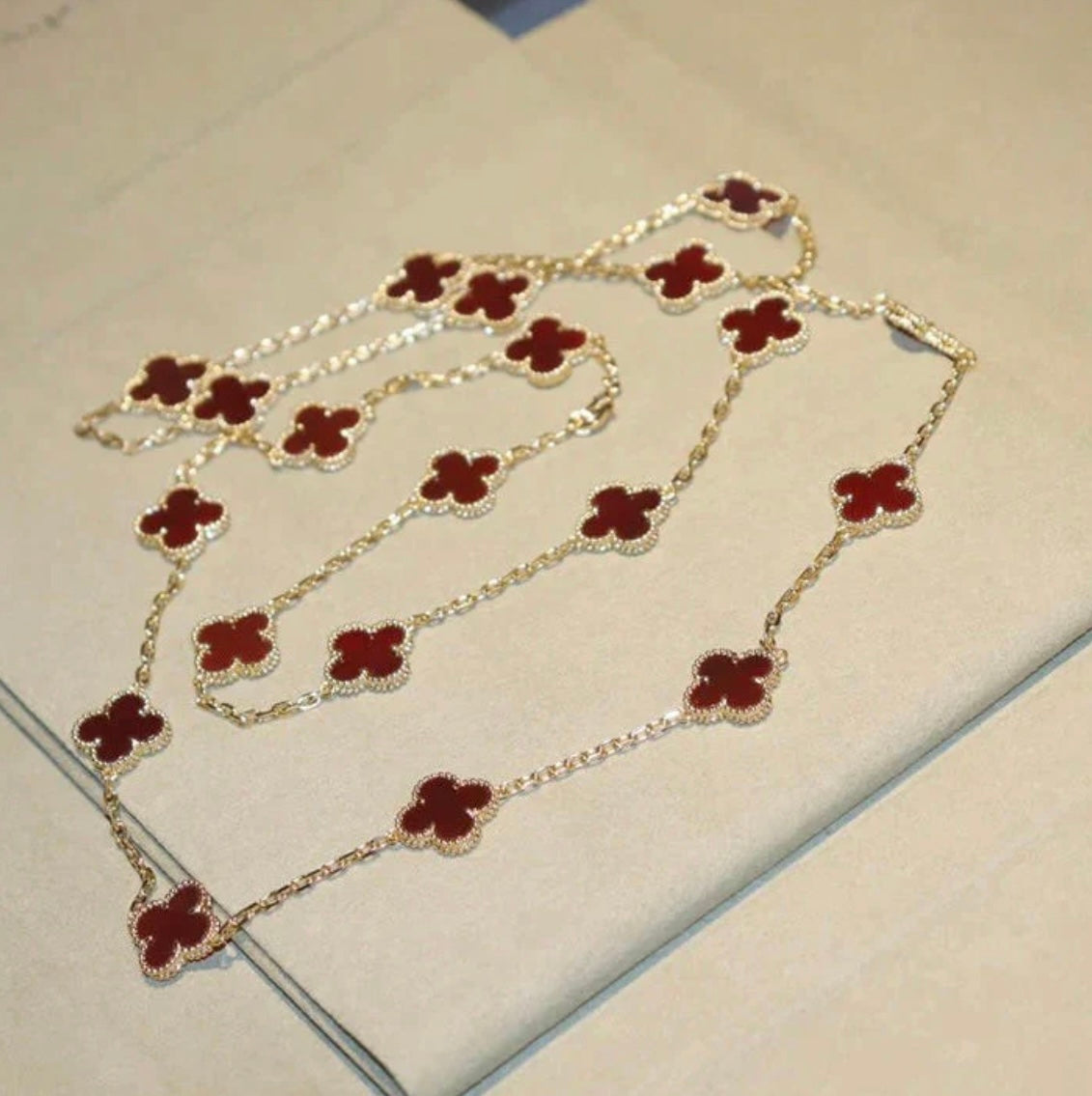 Halskette 20 Kleeblätter in Gold mit rotem Kleeblatt-Anhänger