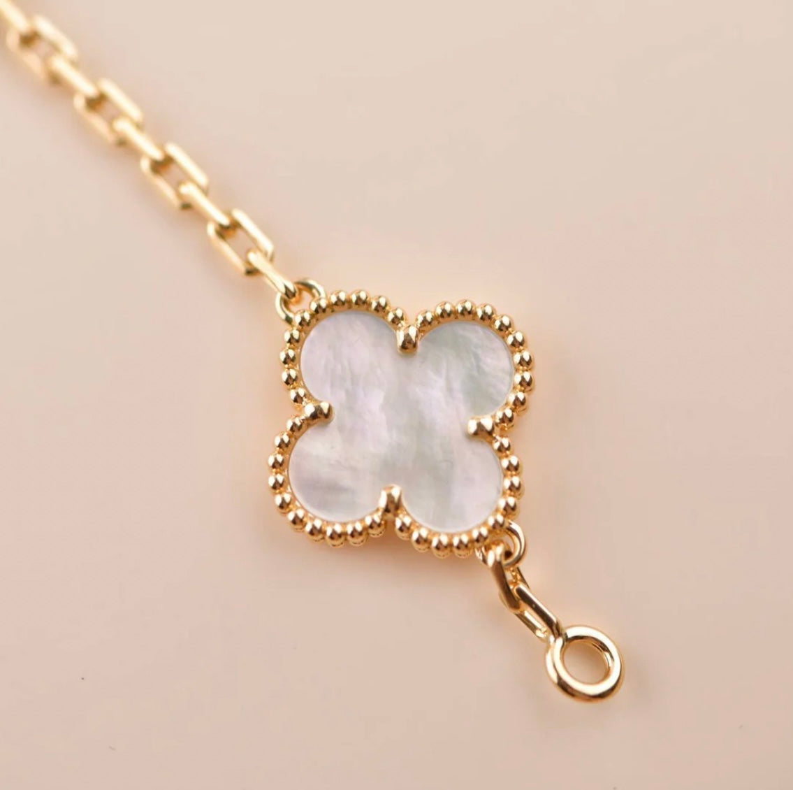 Kleeblatt-Armband mit 5 weißen Kleeblättern