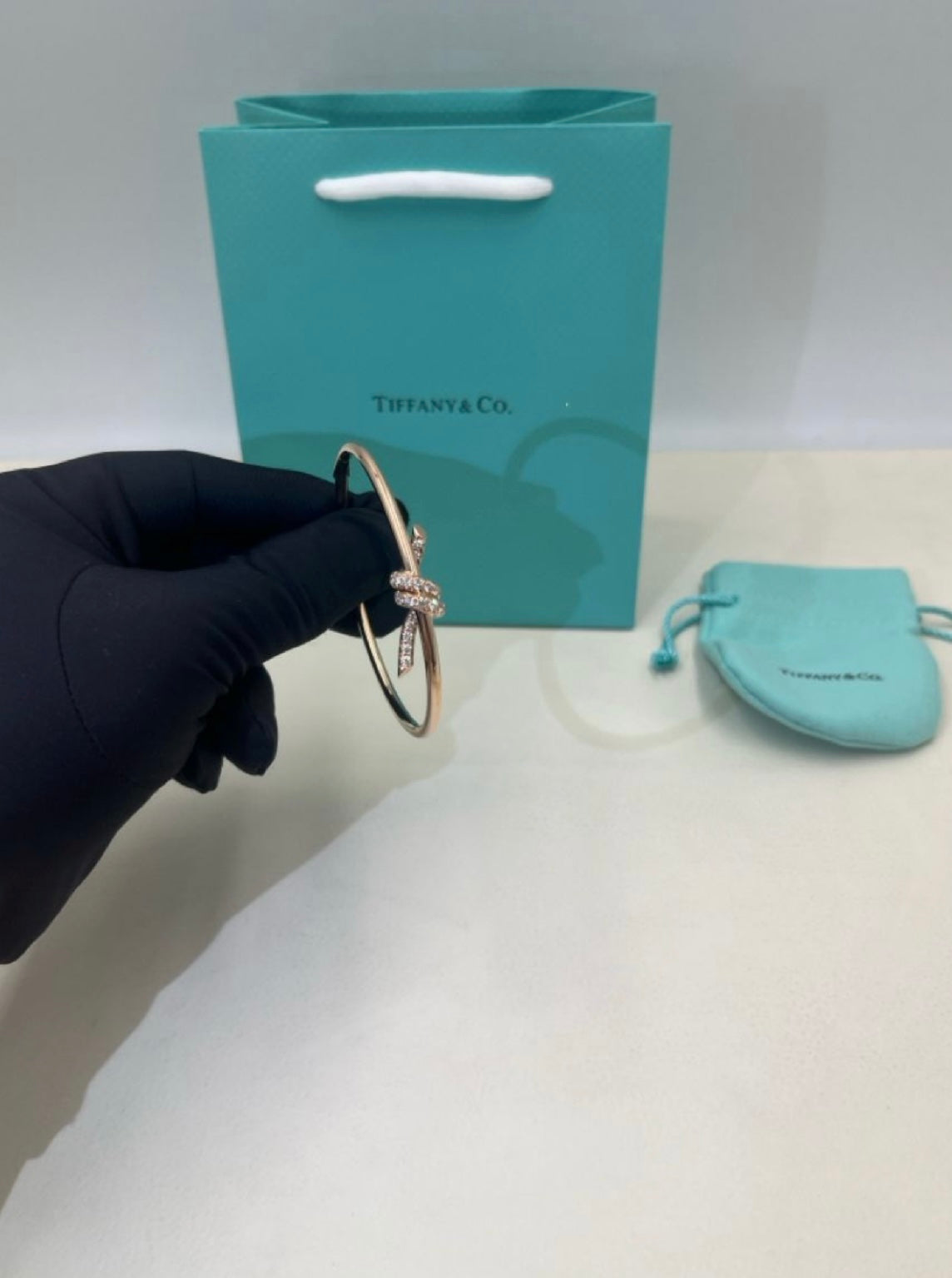 Un bracelet délicat en or rose avec des zircons étincelants pour un look luxueux.