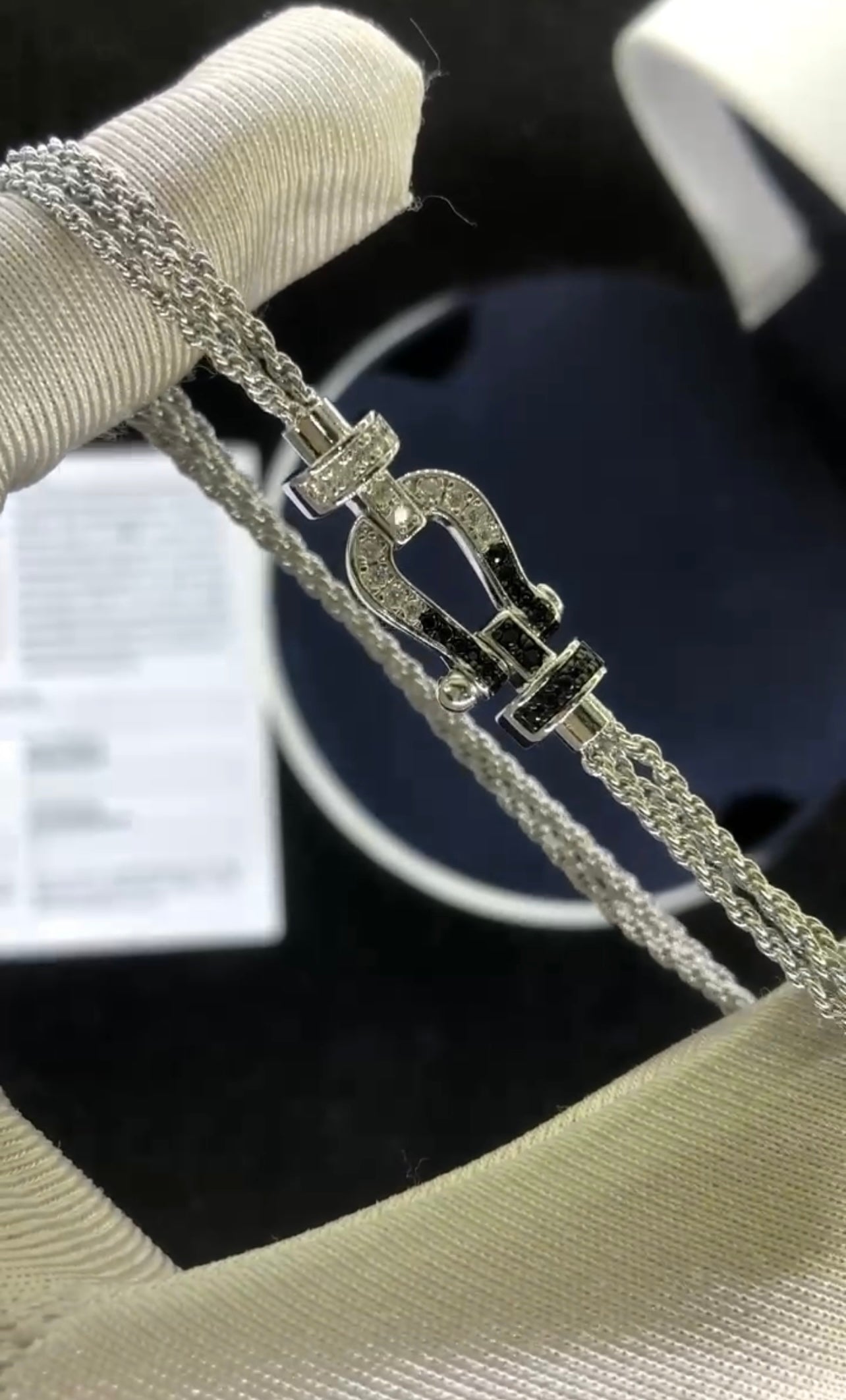 צמיד יוקרתי עם רצועת שרשרת כסופה ואבזם בגוון כסף משובץ זירקונים שחורים