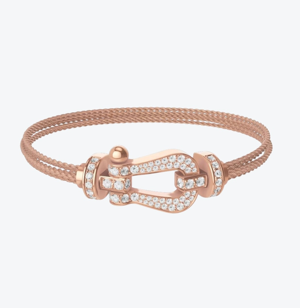 צמיד יוקרתי עם רצועת שרשרת בגוון זהב ורוד ואבזם בגוון זהב ורוד משובץ זירקונים