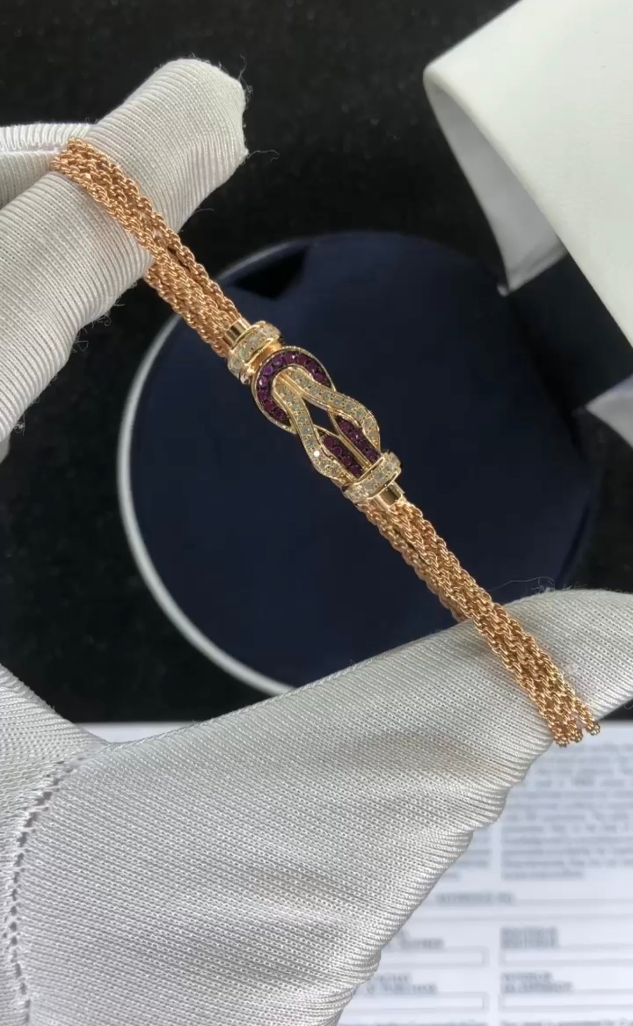 צמיד יוקרתי עם רצועת שרשרת בגוון זהב  ורוד ואבזם אינסוף בגוון זהב ורוד משובץ זירקונים